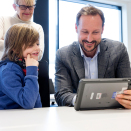 20. januar: Kronprins Haakon besøker Teglverket skole der de har tatt i bruk ny teknologi i undervisningen. Foto: Foto: Terje Bendiksby / NTB scanpix
